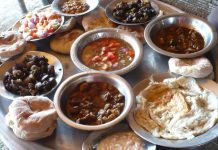 Güney Sudan mutfağı, ülkenin kültürel çeşitliliğini ve tarihsel dokusunu yansıtan oldukça zengin bir yapıya sahiptir. Afrika kıtasının en genç ülkelerinden biri olan Güney Sudan, farklı etnik grupların bir arada yaşadığı bir coğrafyada bulunur. Bu da doğal olarak sofralara farklı tatların, pişirme yöntemlerinin ve geleneksel yemeklerin taşınmasını sağlar. Yemekler, sadece doyurucu olmakla kalmaz; aynı zamanda toplumsal yaşamda paylaşmanın, dayanışmanın ve misafirperverliğin de simgesidir. Konulu bir haber görseli.