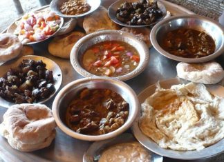 Güney Sudan Mutfağı Güney Sudan mutfağı, ülkenin kültürel çeşitliliğini ve tarihsel dokusunu yansıtan oldukça zengin bir yapıya sahiptir. Afrika kıtasının en genç ülkelerinden biri olan Güney Sudan, farklı etnik grupların bir arada yaşadığı bir coğrafyada bulunur. Bu da doğal olarak sofralara farklı tatların, pişirme yöntemlerinin ve geleneksel yemeklerin taşınmasını sağlar. Yemekler, sadece doyurucu olmakla kalmaz; aynı zamanda toplumsal yaşamda paylaşmanın, dayanışmanın ve misafirperverliğin de simgesidir. Konulu bir haber görseli.