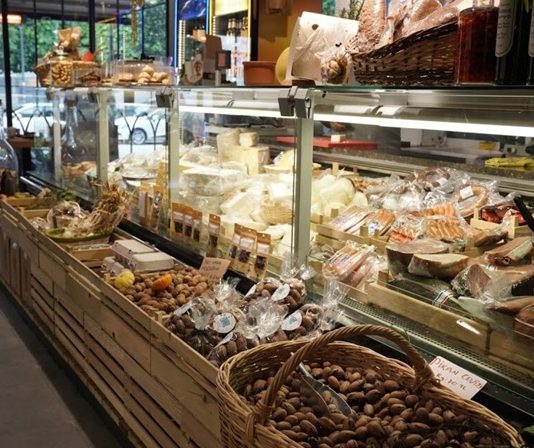 Son yıllarda şehirlerdeki alışveriş kültürü, gurme marketler sayesinde farklı bir boyut kazandı. Geleneksel market anlayışının ötesine geçen bu özel mağazalar, müşterilerine yalnızca ürün değil, aynı zamanda bir yaşam tarzı sunuyor. Raflarında yer alan ithal peynirlerden el yapımı çikolatalara, organik sebzelerden nadir baharatlara kadar geniş bir ürün yelpazesi sunan gurme marketler, özellikle gastronomi meraklılarının gözdesi haline geldi. Konulu bir haber görseli.