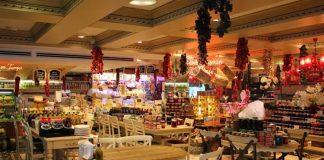 Gurme mekanlar, hem yerel hem de dünya mutfaklarının en özel lezzetlerini bir araya getiren, damak tadına önem verenler için adeta birer gastronomi cenneti. Bu mekanlar, yemek sunumundan kullanılan malzemelere, dekorasyondan atmosferine kadar her detayı özenle tasarlıyor. Şehirlerdeki gurme noktalar, yalnızca yemek yemek için değil, aynı zamanda unutulmaz bir deneyim yaşamak isteyenler için de cazip hale geliyor. Konulu bir haber görseli.