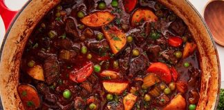 Güveçte pişirme sırasında kullanılacak malzemelerin kalitesi büyük önem taşır. Taze et, olgun sebzeler ve doğal baharatlar, yemeğin lezzetini doğrudan etkiler.