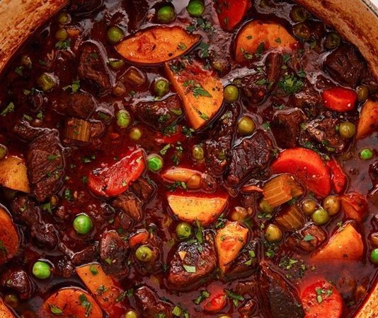 Güveçte pişirme sırasında kullanılacak malzemelerin kalitesi büyük önem taşır. Taze et, olgun sebzeler ve doğal baharatlar, yemeğin lezzetini doğrudan etkiler.