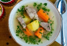 Haşlama tarifleri, sağlıklı beslenmek isteyenler için en pratik ve besleyici yöntemlerden biridir. Et, tavuk, balık ya da sebzeler, su ya da aromatik bir sıvı içinde yavaş yavaş pişirilerek yumuşacık bir kıvama gelir. Bu yöntem, hem malzemenin besin değerini korur hem de yağ eklemeden lezzetli yemekler hazırlamanızı sağlar. Konulu bir haber görseli.