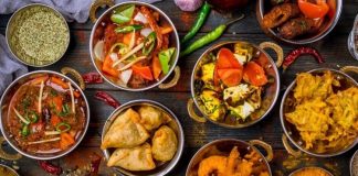 Hint Lezzetleriyle Sofralarda Renk ve Aroma Yolculuğu Hint mutfağı, baharat zenginliği, renkli sunumları ve çeşitlilik açısından dünya mutfakları arasında özel bir yere sahiptir. Hint lezzetleri, yalnızca tatları ile değil, aynı zamanda kültürel ve tarihi mirasıyla da dikkat çeker. Her yemeğin ardında bir hikaye, bir gelenek ve bölgesel farklılıklar bulunur. Bu nedenle Hint mutfağı, sadece yemek değil, aynı zamanda bir kültür deneyimi olarak da öne çıkar. Konulu bir haber görseli.