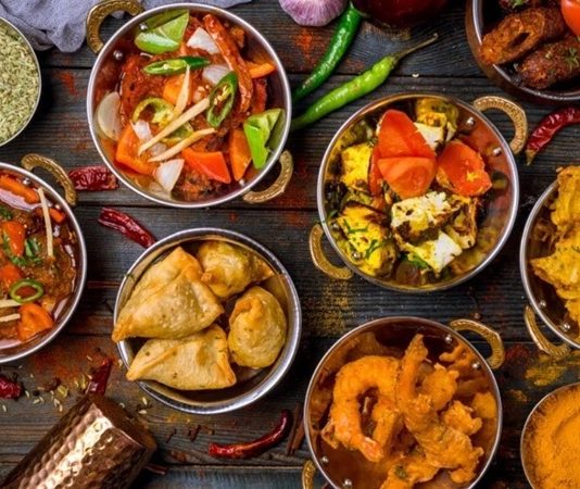 Hint mutfağı, baharat zenginliği, renkli sunumları ve çeşitlilik açısından dünya mutfakları arasında özel bir yere sahiptir. Hint lezzetleri, yalnızca tatları ile değil, aynı zamanda kültürel ve tarihi mirasıyla da dikkat çeker. Her yemeğin ardında bir hikaye, bir gelenek ve bölgesel farklılıklar bulunur. Bu nedenle Hint mutfağı, sadece yemek değil, aynı zamanda bir kültür deneyimi olarak da öne çıkar. Konulu bir haber görseli.