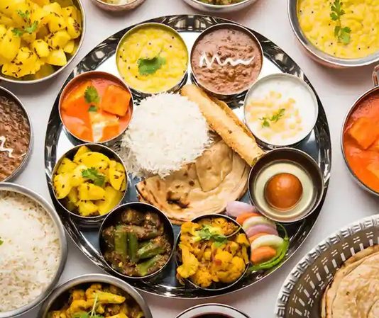 Hint mutfağı, binlerce yıllık geçmişi ve çeşitlilik gösteren kültürel etkileri ile dünya gastronomisinin en etkileyici örneklerinden biridir. Antik dönemlerden günümüze uzanan bu mutfak, bölgesel farklılıklar ve yerel malzemelerin kullanımı ile öne çıkar. Baharatlar ve taze malzemeler, yemeklerin hem aromatik hem de besleyici olmasını sağlar. Konulu bir haber görseli.