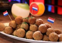 Hollanda mutfağı, sade ama doyurucu yemekleriyle tanınır ve kökenlerini ülkenin tarım, denizcilik ve ticaret geçmişinden alır. Yüzyıllar boyunca denizaşırı ticaret yolları sayesinde farklı baharatlar, sebzeler ve pişirme teknikleri Hollanda sofralarına girmiştir. Buna rağmen Hollanda yemekleri, çoğunlukla yerel malzemelere dayalı, pratik ve besleyici tariflerden oluşur. Konulu bir haber görseli.