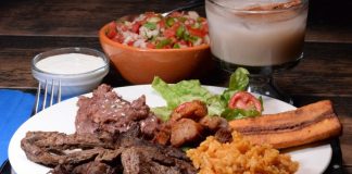 Honduras Mutfağı Honduras mutfağı, Maya medeniyetinin mirası ile İspanyol, Afrika ve Karayip etkilerinin birleşimiyle oluşmuş zengin bir yemek kültürüne sahiptir. Ülkenin tarihî geçmişi, göçmen toplulukları ve coğrafi çeşitliliği, Honduras mutfağının karakterini şekillendirmiştir. Yemekler, sadece günlük beslenmenin ötesinde kültürel bir miras olarak sofralarda yer alır. Konulu bir haber görseli.