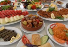 Ramazan ayında, oruç açmanın sadece fiziksel değil, manevi bir anlamı da vardır. İftar sofraları, gün boyu süren oruç sonrası, bir araya gelmenin, paylaşmanın ve mutluluğun zamanıdır. İftar ziyafeti, sadece yemekleri tatmakla kalmaz, aynı zamanda ailelerin, komşuların ve dostların bir araya gelip, birbirleriyle vakit geçirdiği değerli anılardır. Bu sofralar, birlikteliği ve dayanışmayı pekiştiren özel bir anlam taşır. Konulu bir haber görseli.