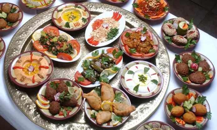 Irak, tarih boyunca medeniyetlerin beşiği olarak bilinir ve bu durum mutfağına da yansımıştır. Mezopotamya topraklarından gelen gelenekler, baharatlar ve tahıllar, Irak mutfağının temel taşlarını oluşturur. Yüzyıllar boyunca farklı kültürlerin bir araya gelmesi, yemeklerde zengin bir çeşitlilik ve derin bir lezzet profili ortaya çıkarmıştır. Et, tahıl, bakliyat ve baharatların dengeli kullanımı, Irak yemeklerinin karakteristik özelliklerindendir. Konulu bir haber görseli