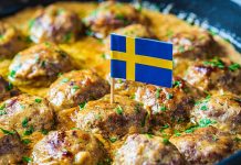 İsveç mutfağı, İskandinav coğrafyasının iklimi, doğası ve yaşam kültüründen derin izler taşır. Soğuk iklim koşulları, yemeklerin hem besleyici hem de uzun süre saklanabilir olmasını zorunlu kılmıştır. Bu nedenle kurutma, tuzlama ve tütsüleme gibi saklama yöntemleri, İsveç yemek kültürünün önemli bir parçası haline gelmiştir. Yemeklerde sade ve doğal malzemelerin ön planda olması, mutfağın karakteristik özelliklerinden biridir. Konulu bir haber görseli.