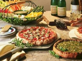İtalyan mutfağı, yüzyıllar boyunca farklı kültürlerin etkisiyle zenginleşmiş ve dünya çapında tanınan bir gastronomi kültürü haline gelmiştir. Antik Roma’dan günümüze uzanan süreçte yemekler, hem beslenme hem de kültürel bir ifade biçimi olarak önem kazanmıştır. Doğal malzemeler kullanımı, İtalyan yemeklerinin hem lezzetli hem de sağlıklı olmasını sağlıyor. Konulu bir haber görseli.