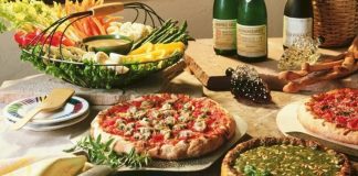 İtalyan mutfağı, yüzyıllar boyunca farklı kültürlerin etkisiyle zenginleşmiş ve dünya çapında tanınan bir gastronomi kültürü haline gelmiştir. Antik Roma’dan günümüze uzanan süreçte yemekler, hem beslenme hem de kültürel bir ifade biçimi olarak önem kazanmıştır. Doğal malzemeler kullanımı, İtalyan yemeklerinin hem lezzetli hem de sağlıklı olmasını sağlıyor. Konulu bir haber görseli.