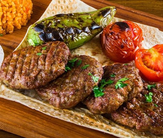 Izgara Sanatı ve Lezzetin Sofralardaki Yolculuğu Izgara, yemek pişirme teknikleri arasında en eski ve en etkili yöntemlerden biridir. İnsanlık tarihi boyunca ateş üzerinde yiyecek pişirme ihtiyacı, ızgara yönteminin gelişmesini sağlamıştır. Et, sebze ve balık gibi malzemelerin ızgarada pişirilmesi, hem lezzeti hem de besin değerini ön plana çıkarır. Konulu bir haber görseli.