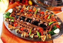 Izgara tarifleri, hem sağlıklı hem de lezzetli yemek arayanların favorileri arasında yer alır. Özellikle yaz aylarında mangal keyfi, kış aylarında ise fırın veya elektrikli ızgara kullanımıyla sofralara eşsiz tatlar kazandırır. Et, tavuk, balık ve sebzelerle hazırlanan bu tarifler, farklı marinasyon teknikleri ve baharatlarla zenginleştirildiğinde adeta damak çatlatan bir lezzete dönüşür. Üstelik ızgara yemekleri yalnızca ana yemek değil, aynı zamanda meze ve salatalarla da mükemmel bir uyum sağlar. Konulu bir haber görseli.