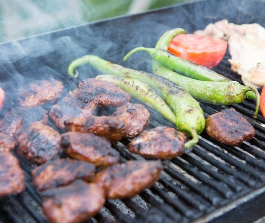 Yaz mevsimi geldiğinde doğayla iç içe geçirilen zamanların en güzel anlarından biri de şüphesiz ki mangal sofralarıdır. Özellikle dostlarla ya da aileyle yapılan bir ızgara ziyafeti, hem eğlenceli bir aktivite sunar hem de damaklarda iz bırakan lezzetlerle akşamları taçlandırır. Kırmızı etten beyaz ete, sebzelerden peynir çeşitlerine kadar birçok yiyecek mangalda bambaşka bir tada bürünür. Konulu bir haber görseli.