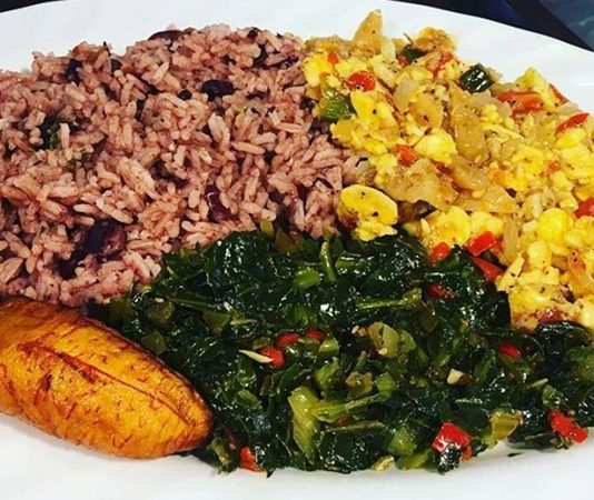 Jamaika mutfağı, Karayipler’in en renkli ve en baharatlı gastronomi kültürlerinden birini sunar. Afrika, Avrupa, Hint ve Çin mutfaklarından izler taşıyan bu lezzet dünyası, özgün tatlarıyla dikkat çeker. Jamaika yemekleri, kullanılan aromatik baharatlar, taze deniz ürünleri ve tropikal meyvelerle adanın kültürel zenginliğini yansıtır. Ülkenin mutfağı, yalnızca damaklara değil, aynı zamanda gözlere hitap eden görsel bir şölen sunar. Konulu bir haber görseli.