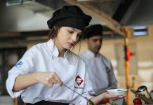 Kadın Şefler Mutfağın Güçlü Yüzleriyle Buluşuyor Gastronomi dünyasında kadın şefler, hem yaratıcılıkları hem de liderlikleri ile dikkat çekiyor. Röportajlarda kadın şefler, mutfaktaki deneyimlerini, ilham kaynaklarını ve kendi tarzlarını nasıl geliştirdiklerini anlatıyor. Bu süreçte yaratıcılık ve özgünlük, kadın şeflerin öne çıkan özellikleri arasında yer alıyor. Konulu bir haber görseli.