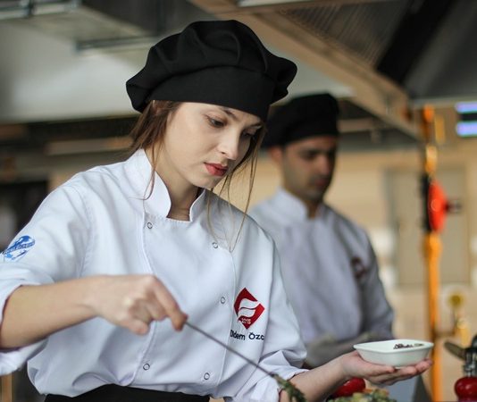 Gastronomi dünyasında kadın şefler, hem yaratıcılıkları hem de liderlikleri ile dikkat çekiyor. Röportajlarda kadın şefler, mutfaktaki deneyimlerini, ilham kaynaklarını ve kendi tarzlarını nasıl geliştirdiklerini anlatıyor. Bu süreçte yaratıcılık ve özgünlük, kadın şeflerin öne çıkan özellikleri arasında yer alıyor. Konulu bir haber görseli.