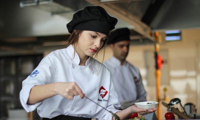 Kadın Şefler Mutfağın Güçlü Yüzleriyle Buluşuyor Gastronomi dünyasında kadın şefler, hem yaratıcılıkları hem de liderlikleri ile dikkat çekiyor. Röportajlarda kadın şefler, mutfaktaki deneyimlerini, ilham kaynaklarını ve kendi tarzlarını nasıl geliştirdiklerini anlatıyor. Bu süreçte yaratıcılık ve özgünlük, kadın şeflerin öne çıkan özellikleri arasında yer alıyor. Konulu bir haber görseli.