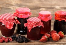 Kahvaltı, Türk kültürünün en köklü ve vazgeçilmez öğünlerinden biridir. Sabahın ilk ışıklarıyla kurulan kahvaltı sofraları, yalnızca karın doyurmakla kalmaz; aynı zamanda aile bireylerini, dostları ve misafirleri bir araya getirerek paylaşımın da bir sembolü olur. Anadolu’nun dört bir yanında hazırlanan kahvaltılar, bölgesel lezzetlerle farklılık gösterse de, hepsinin ortak noktası çeşitliliği ve bereketidir. Konulu bir haber görseli