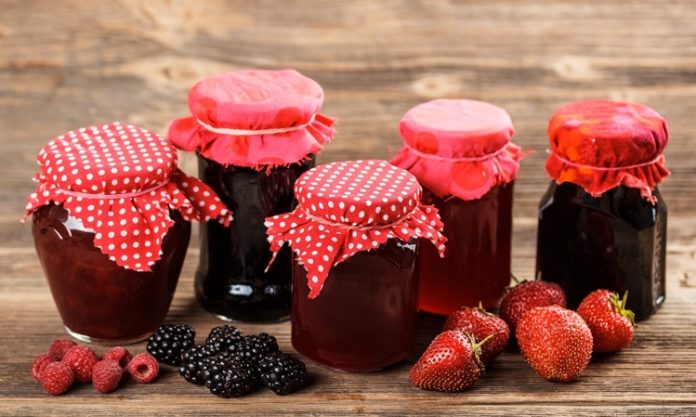 Kahvaltı, Türk kültürünün en köklü ve vazgeçilmez öğünlerinden biridir. Sabahın ilk ışıklarıyla kurulan kahvaltı sofraları, yalnızca karın doyurmakla kalmaz; aynı zamanda aile bireylerini, dostları ve misafirleri bir araya getirerek paylaşımın da bir sembolü olur. Anadolu’nun dört bir yanında hazırlanan kahvaltılar, bölgesel lezzetlerle farklılık gösterse de, hepsinin ortak noktası çeşitliliği ve bereketidir. Konulu bir haber görseli