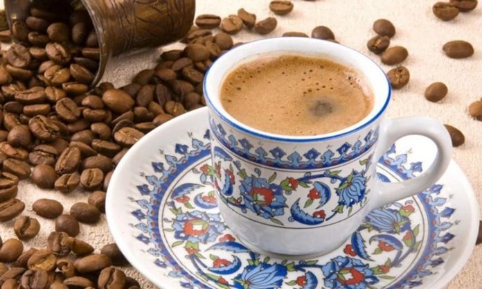 Gelenekselden moderne, sade olandan aromalı çeşitlerine kadar kahve, günlük yaşamın ayrılmaz bir parçası haline gelmiştir. Ancak kahvenin keyfi, çoğu zaman onu tamamlayan atıştırmalıklarla daha da derinleşir. Bu küçük lezzetler, sadece damak zevkini tamamlamakla kalmaz, kahve deneyimini çok daha zengin ve keyifli hale getirir. Konulu bir haber görseli.