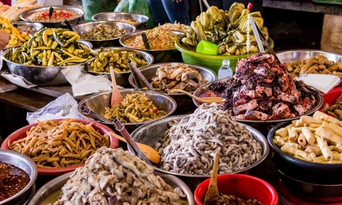 Kamboçya Mutfağı Kamboçya, Güneydoğu Asya’da Mekong Nehri ve Tonle Sap Gölü’nün kesişim noktasında yer alır. Bu stratejik konum, Kamboçya mutfağının hem Çin hem de Tayland mutfaklarından etkilenmesine olanak tanımıştır. Pirinç ve balık, mutfağın temel öğelerini oluştururken, taze otlar ve baharatlar yemeklere karakter kazandırır. Kamboçya mutfağı, hem geleneksel hem de modern öğeleri harmanlayarak zengin bir lezzet deneyimi sunar. Konulu bir haber görseli.