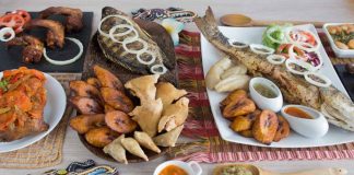 Kamerun, Afrika’nın en zengin mutfak kültürlerinden birine sahiptir. Ülkenin coğrafi yapısı, tropikal iklimi ve çok sayıda etnik grubun bir arada yaşaması, Kamerun mutfağı için son derece geniş bir çeşitlilik sunar. Farklı bölgelerde yaşayan toplulukların yemek alışkanlıkları birbirinden farklıdır. Bu farklılıklar, ülkenin kuzeyinden güneyine, batısından doğusuna kadar sofralara yansıyan çok renkli bir gastronomi tablosu ortaya çıkarır. Baharatların bolca kullanılması, taze sebze ve kök bitkilerin yemeklerde sıkça yer alması Kamerun sofralarının karakteristik özelliklerinden biridir. Konulu bir haber görseli.