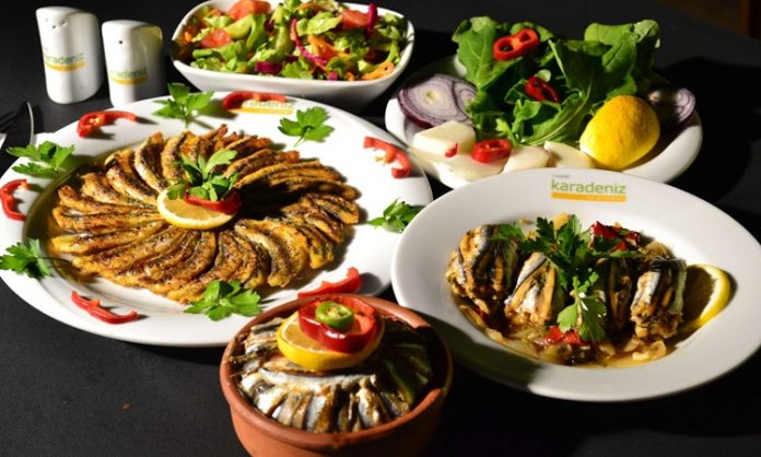 Karadeniz Mutfağının Bereketli Sofraları ve Doğal Lezzetleri Karadeniz mutfağı, Türkiye’nin en zengin ve kendine özgü mutfak kültürlerinden biridir. Yeşilin her tonunu barındıran doğası, bol yağışlı iklimi ve bereketli toprakları, bölge halkına çok çeşitli tarım ürünleri sunar. Bu ürünler, hem yöresel yemeklerin temelini oluşturur hem de bölgenin gastronomik kimliğini şekillendirir. Konulu bir haber görseli.