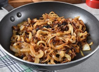 Karamelize Etme Sanatının Püf Noktaları Karamelize etme, yemek pişirme teknikleri arasında en çok dikkat çeken yöntemlerden biridir. Özellikle sebzelerde, meyvelerde ve tatlılarda kullanılan bu teknik, yiyeceklere hem farklı bir tat hem de benzersiz bir doku kazandırır. Temelde şekerin yüksek ısıya maruz kalarak kahverengileşmesiyle gerçekleşen bu işlem, mutfaklarda lezzet katmak için sıkça tercih edilir. Konulu bir haber görseli.