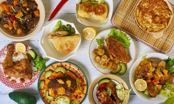 Karayip Mutfağı Karayip mutfağı, farklı kültürlerin buluşmasıyla ortaya çıkan eşsiz bir gastronomi dünyasıdır. Bölgenin tarihsel geçmişi, bu mutfağın şekillenmesinde büyük rol oynamıştır. Afrika’dan gelen köleler, Avrupa’dan gelen sömürgeciler, Asya’dan göç eden topluluklar ve yerli halkın yemek alışkanlıkları birleşerek bu mutfağın temelini oluşturmuştur. Her kültür kendi baharatını, pişirme yöntemini ve malzemesini beraberinde getirmiştir. Bu yüzden Karayip yemeklerinde hem tropikal hem de egzotik lezzetleri aynı anda tatmak mümkündür. Konulu bir haber görseli.