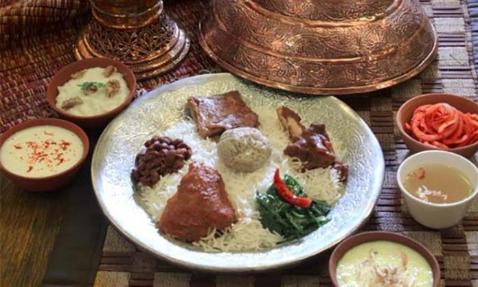 Kashmiri Mutfağı Kashmiri Mutfağı, Hindistan’ın kuzeyindeki Kashmir bölgesine özgü geleneksel yemek kültürünü yansıtır. Tarihi boyunca çeşitli imparatorluklar ve kültürlerin etkisi altında kalan bölge, mutfağına da zengin bir çeşitlilik kazandırmıştır. Hem et hem de sebze ağırlıklı yemekler, yöresel baharatlarla harmanlanarak karakteristik tatları oluşturur. Konulu bir haber görseli.