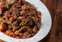 Kavurma: Gelenekten Modern Mutfağa Lezzet Köprüsü Kavurma, Türk mutfağının en köklü pişirme yöntemlerinden biridir ve hem evlerde hem de restoranlarda sıkça kullanılır. Kavurma yöntemi, etin veya sebzelerin yüksek sıcaklıkta kendi yağı veya eklenen az miktardaki yağ ile pişirilmesini ifade eder. Bu teknik, yiyeceklerin hem lezzetini hem de dokusunu korumasına yardımcı olur. Kavurma, özellikle et yemeklerinde yoğun aroma ve doyurucu tat elde etmek için vazgeçilmez bir pişirme yöntemidir. Konulu bir haber görseli.