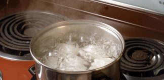 Kaynatma, yemek pişirme teknikleri arasında en eski yöntemlerden biri olarak bilinir. Kaynatma, gıdaların su veya et suyu gibi sıvılar içinde yüksek sıcaklıkta pişirilmesini ifade eder. Bu yöntem, hem yemeklerin lezzetini hem de besin değerlerini korumasına yardımcı olur. Konulu bir haber görseli.