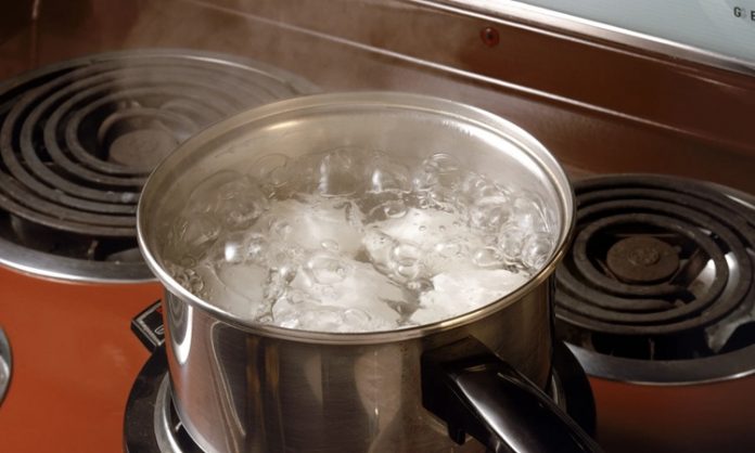 Kaynatma, yemek pişirme teknikleri arasında en eski yöntemlerden biri olarak bilinir. Kaynatma, gıdaların su veya et suyu gibi sıvılar içinde yüksek sıcaklıkta pişirilmesini ifade eder. Bu yöntem, hem yemeklerin lezzetini hem de besin değerlerini korumasına yardımcı olur. Konulu bir haber görseli.