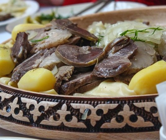 Kazakistan mutfağı, Orta Asya’nın geniş bozkırlarında şekillenmiş, göçebe yaşam tarzının etkisiyle pratik ve besleyici yemekler sunar. Tarih boyunca göçebe topluluklar, doğal koşullar ve hayvancılık ile beslenme alışkanlıklarını oluşturmuşlardır. Et, süt ürünleri ve tahıllar mutfağın temelini oluşturur. Kazaklar için yemek sadece beslenme aracı değil, aynı zamanda kültürel bir paylaşım ve misafirperverlik ritüelidir. Konulu bir haber görseli.