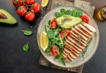 Ketojenik mutfak, son yıllarda sağlıklı yaşamı benimseyen ve karbonhidrat tüketimini azaltmak isteyenler için oldukça popüler hale geldi. Bu beslenme tarzı, enerji kaynağı olarak karbonhidrat yerine yağların kullanılması prensibine dayanıyor. Böylece vücut ketozis denilen duruma girerek yağ yakımını hızlandırıyor ve kan şekeri seviyesini dengede tutuyor. Hem kilo kontrolü sağlamak hem de metabolizma sağlığını iyileştirmek isteyenler için ketojenik diyet önemli bir alternatif olarak öne çıkıyor. Konulu bir haber görseli.