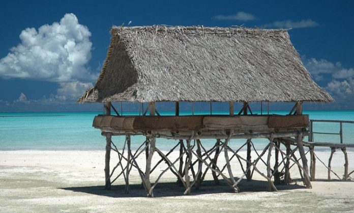 Kiribati mutfağı, Pasifik Okyanusu’nun ortasında yer alan adalarda şekillenmiş, doğal ve taze ürünlere dayalı bir mutfaktır. Tarih boyunca Polynesian kültürü ile gelişmiş olan bu mutfak, hem günlük yaşamda hem de özel günlerde toplumsal bir bağ kurma aracı olarak önem taşır. Konulu bir haber görseli.