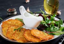 Kırım Tatar mutfağı, tarih boyunca farklı kültürlerin etkisiyle şekillenmiş köklü bir yemek geleneğine sahiptir. Kırım Yarımadası, jeopolitik konumu nedeniyle Türk, Rus, Bizans, Osmanlı ve Karadeniz çevresindeki topluluklarla etkileşim içinde olmuş, bu da mutfak kültürünü oldukça zenginleştirmiştir. Tarihi göçler ve ticaret yolları üzerinden taşınan baharatlar, tahıllar ve pişirme teknikleri, Kırım Tatar sofralarında kendine özgü bir birleşim yaratmıştır. Konulu bir haber görseli.