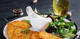 Kırım Tatar mutfağı, tarih boyunca farklı kültürlerin etkisiyle şekillenmiş köklü bir yemek geleneğine sahiptir. Kırım Yarımadası, jeopolitik konumu nedeniyle Türk, Rus, Bizans, Osmanlı ve Karadeniz çevresindeki topluluklarla etkileşim içinde olmuş, bu da mutfak kültürünü oldukça zenginleştirmiştir. Tarihi göçler ve ticaret yolları üzerinden taşınan baharatlar, tahıllar ve pişirme teknikleri, Kırım Tatar sofralarında kendine özgü bir birleşim yaratmıştır. Konulu bir haber görseli.