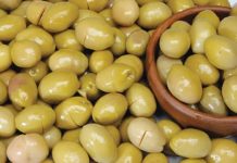 Kırma zeytin sadece lezzetiyle değil, sağlığa olan katkılarıyla da öne çıkar. İçeriğinde bulunan zengin antioksidanlar, vücudu serbest radikallere karşı korur.