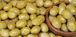 Kırma zeytin sadece lezzetiyle değil, sağlığa olan katkılarıyla da öne çıkar. İçeriğinde bulunan zengin antioksidanlar, vücudu serbest radikallere karşı korur.