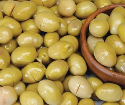 Kırma zeytin sadece lezzetiyle değil, sağlığa olan katkılarıyla da öne çıkar. İçeriğinde bulunan zengin antioksidanlar, vücudu serbest radikallere karşı korur.