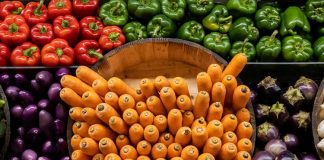 Kış mevsimi, sofralarımıza hem çeşitlilik hem de sağlık katan sebzelerle doludur. Kış sebzeleri, soğuk havaların etkisiyle gelişen dayanıklı yapıları ve zengin besin değerleri sayesinde, özellikle bağışıklık sistemini güçlendirmek isteyenler için ideal seçimlerdir. Kış menülerinde kullanılan bu sebzeler, sadece lezzet açısından değil, aynı zamanda sağlık açısından da birçok fayda sağlar. Konulu bir haber görseli.