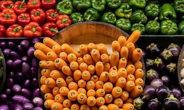 Kış mevsimi, sofralarımıza hem çeşitlilik hem de sağlık katan sebzelerle doludur. Kış sebzeleri, soğuk havaların etkisiyle gelişen dayanıklı yapıları ve zengin besin değerleri sayesinde, özellikle bağışıklık sistemini güçlendirmek isteyenler için ideal seçimlerdir. Kış menülerinde kullanılan bu sebzeler, sadece lezzet açısından değil, aynı zamanda sağlık açısından da birçok fayda sağlar. Konulu bir haber görseli.