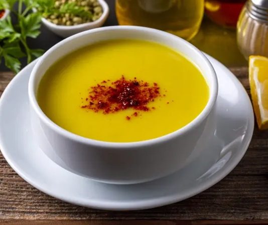 Kış ayları, soğuk havaların etkisiyle birlikte hem vücudumuzun hem de ruhumuzun sıcaklığa daha çok ihtiyaç duyduğu zamanlardır. Bu dönemde sofraların vazgeçilmezi olan sıcak çorbalar, yalnızca bedeni değil, iç dünyayı da ısıtan bir rol üstlenir. Özellikle uzun ve zorlu geçen kış günlerinde, bir kâse sıcak çorba hem doyurucu hem de moral verici bir etki yaratır. Konulu bir haber görseli.