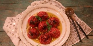 Dünya mutfaklarında yüzyıllardır varlığını koruyan konfit, Fransız mutfağının en bilinen pişirme yöntemlerinden biridir. Kelime anlamı olarak “korumak” ya da “saklamak” anlamına gelen bu teknik, özellikle etlerin uzun süre bozulmadan saklanabilmesi için geliştirilmiştir. Konfit yöntemi sayesinde yiyecekler, tuzla marine edildikten sonra kendi yağı içerisinde çok düşük ısıda pişirilir. Bu teknik, hem gıdanın uzun süre tazeliğini korumasını sağlar hem de eşsiz bir lezzet kazandırır. Konulu bir haber görseli.