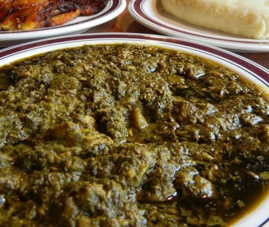 Kongo Demokratik Kongo Demokratik Cumhuriyeti mutfağı, Orta Afrika’nın en renkli ve zengin mutfak kültürlerinden birini temsil eder. Ülkenin geniş coğrafyası, farklı iklim bölgeleri ve zengin doğal kaynakları, Kongo mutfağının çeşitliliğini doğrudan etkiler. Tropikal ormanlar, nehirler ve tarım alanları sayesinde hem et hem de sebze ve tahıl ürünleri sofralarda sıkça kullanılır. Kongo yemekleri, halkın tarih boyunca yaşadığı kültürel etkileşimlerden de etkilenmiştir; özellikle yerel Afrika tarifleri, Arap ve Avrupa mutfaklarından esintilerle birleşmiştir. Konulu bir haber görseli.