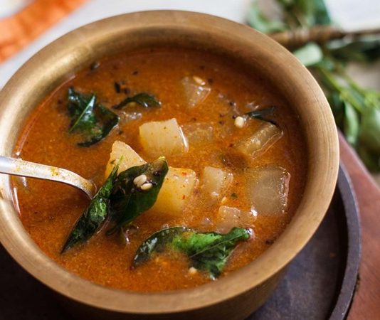 Konkani Mutfağı, Hindistan’ın Goa ve çevresindeki Batı kıyı bölgelerine özgü geleneksel yemek kültürünü temsil eder. Bu mutfak, deniz ürünleri, baharatlar ve tropikal malzemelerin birleşimiyle zengin bir lezzet sunar. Konkani Mutfağı, hem günlük sofralarda hem de festival ve kutlamalarda tercih edilen bir mutfak olarak bilinir. Konulu bir haber görseli.